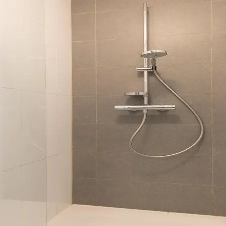 Centrally Located With Spacious Terrace شقة أوستيند