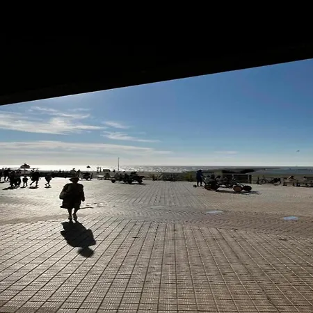 Centrally Located With Spacious Terrace شقة أوستيند